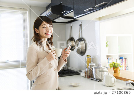 女性 若い女性 スマホ コーヒー 通勤 朝 出社 出勤 キッチン ビジネスウーマン 女性 若い女性 スマホ コーヒー 通勤 朝 出社 出勤 キッチン ビジネスウーマン 27100869