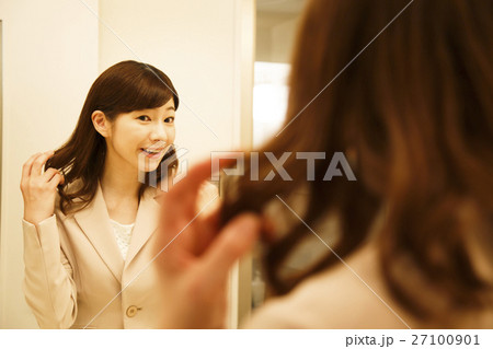 女性 若い女性 ヘアセット メイク 洗面所 通勤 朝 出社 出勤 リビング 自宅 ビジネスの写真素材 女性 若い女性 ヘアセット メイク 洗面所 通勤 朝 出社 出勤 リビング 自宅 ビジネスの写真素材