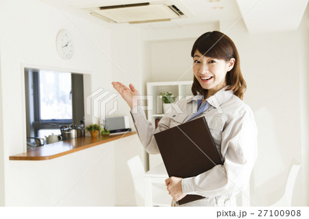 ビジネス 不動産 物件 リノベーション リフォーム 建設 建築 女性 若い女性 営業 リビングの写真素材