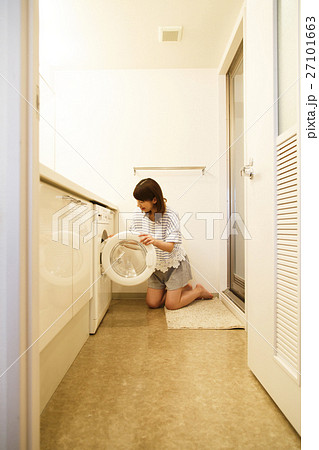 洗濯 女性 主婦 ライフスタイル 家事 洗濯機 若い女性 洗濯 女性 主婦 ライフスタイル 家事 洗濯機 若い女性 27101663
