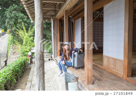 沖縄旅行　古民家で休む女性 27101849