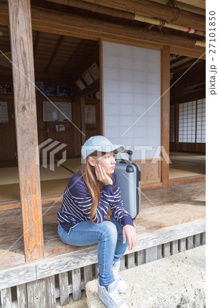 沖縄旅行　古民家で休む女性 27101850