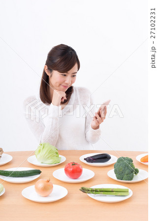 若い女性（スマホ-野菜） 27102231