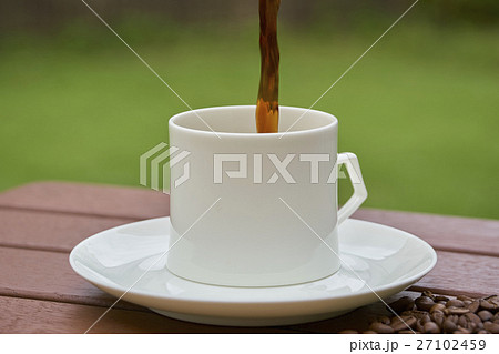 コーヒー豆と一杯のコーヒー テラスにて コーヒー豆と一杯のコーヒー テラスにて 27102459