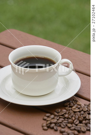 コーヒー豆と一杯のコーヒー テラスにて コーヒー豆と一杯のコーヒー テラスにて 27102464