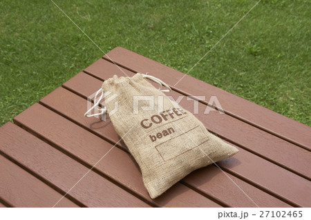 コーヒー豆と一杯のコーヒー テラスにて コーヒー豆と一杯のコーヒー テラスにて 27102465