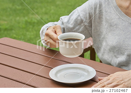 コーヒー豆と一杯のコーヒー テラスにて コーヒー豆と一杯のコーヒー テラスにて 27102467