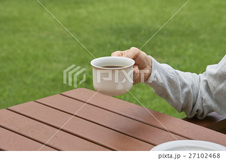 コーヒー豆と一杯のコーヒー テラスにて コーヒー豆と一杯のコーヒー テラスにて 27102468