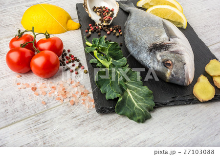 Fish with vegetables, lemon and ginger 27103088