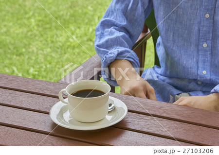 コーヒー豆と一杯のコーヒー　テラスにて 27103206