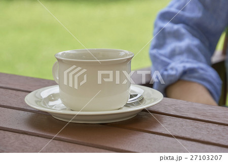 コーヒー豆と一杯のコーヒー テラスにて コーヒー豆と一杯のコーヒー テラスにて 27103207