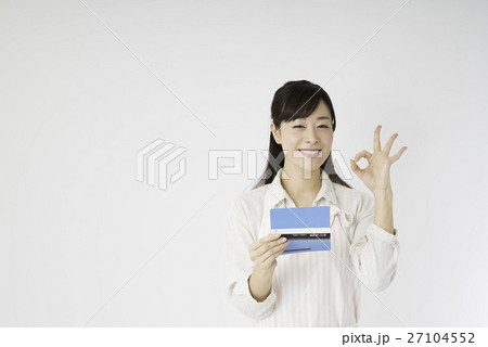 通帳を見る女性 27104552
