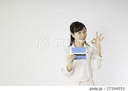 通帳を見る女性 27104553
