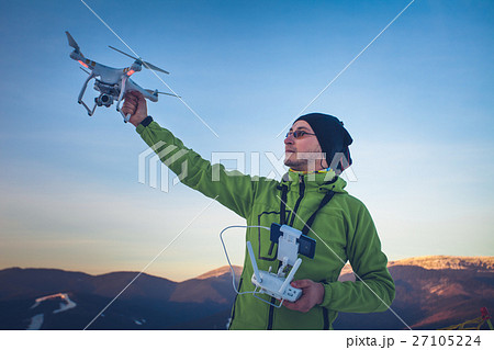 Man operating a drone 27105224