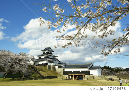 城郭建築初となる木造復元天守となった春爛漫桜が満開の城山公園の白河小峰城三重櫓と前御門 27106478