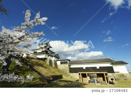 東日本大震災で被災した白河小峰城復興式を彩る満開の桜と青空の美しいコントラスト 東日本大震災で被災した白河小峰城復興式を彩る満開の桜と青空の美しいコントラスト 27106483
