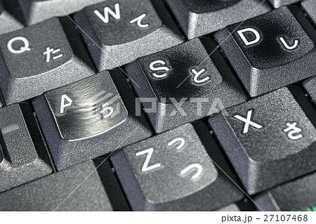 使い古されたノートPCのキーボード 27107468