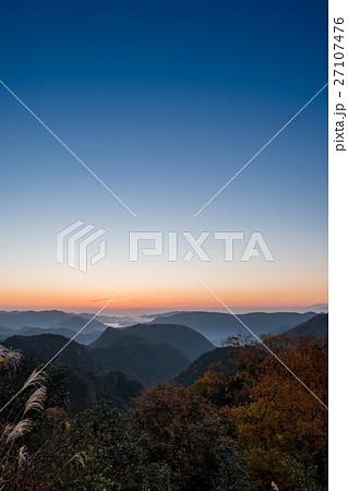 熊山から展望する瀬戸内海の日の出前の風景 熊山から展望する瀬戸内海の日の出前の風景 27107476