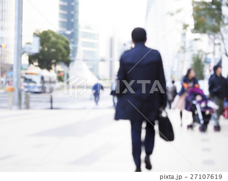 ビジネスマン・冬・ボケ表現 ビジネスマン・冬・ボケ表現 27107619