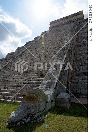 メキシコ　チチェン・イッツァ遺跡　エルカスティージョ（ククルカン神殿） 27108949