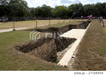 メキシコ　チチェン・イッツァ遺跡　エルカスティージョ（ククルカン神殿）横の地中の遺跡 27108956