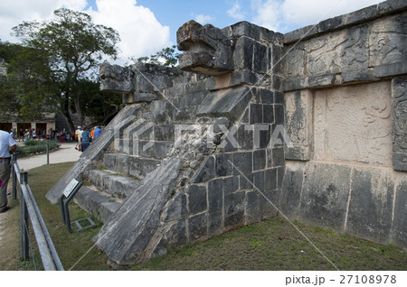 メキシコ　チチェン・イッツァ遺跡　ジャガーと鷹の台座 27108978