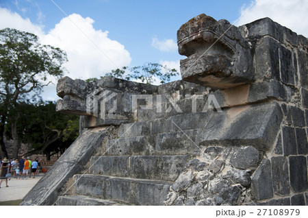 メキシコ　チチェン・イッツァ遺跡　ジャガーと鷹の台座 27108979