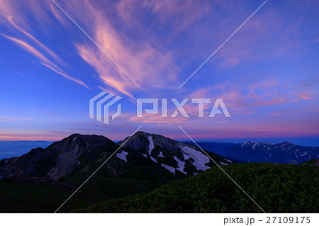 長野　北アルプス　朝焼けの中の杓子岳と白馬鑓ケ岳 27109175