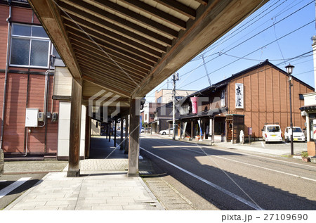 糸魚川大規模火災前の雁木通り　本町通り商店街の街並み 27109690