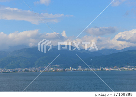 秋の諏訪湖と町並み 27109899