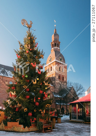 Christmas Market On Dome Square With Riga Dome Christmas Market On Dome Square With Riga Dome 27111067