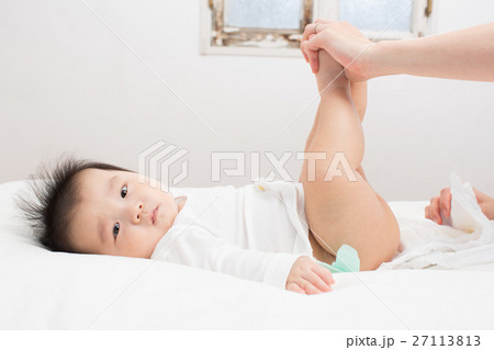 おむつを替える赤ちゃん 27113813