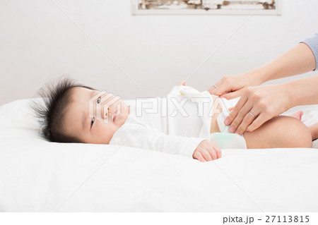 おむつを替える赤ちゃん 27113815
