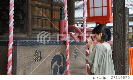 お祈りする日本人女性の写真素材