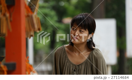 境内を散歩する日本人女性 境内を散歩する日本人女性 27114684