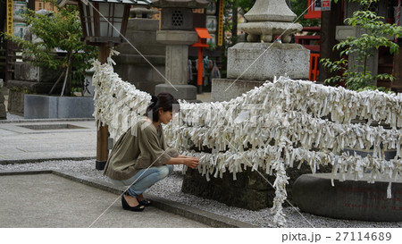 おみくじを結ぶ女性 おみくじを結ぶ女性 27114689