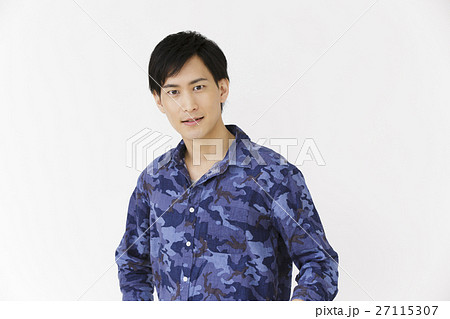 男性 若い男性 人物 感情 表情 笑顔 微笑む 笑う 男性 若い男性 人物 感情 表情 笑顔 微笑む 笑う 27115307