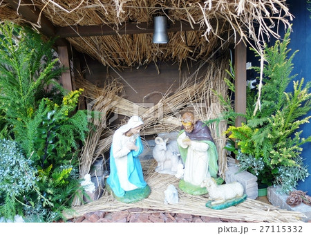 馬小屋の中でイエスキリストの誕生を待つマリアとヨセフの写真素材
