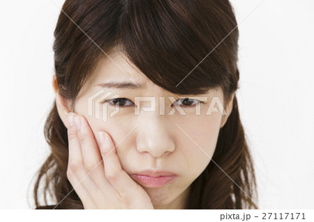 女性 若い女性 人物 頬杖 考える 困る 悩む 迷う 悩み 問題 女性 若い女性 人物 頬杖 考える 困る 悩む 迷う 悩み 問題 27117171