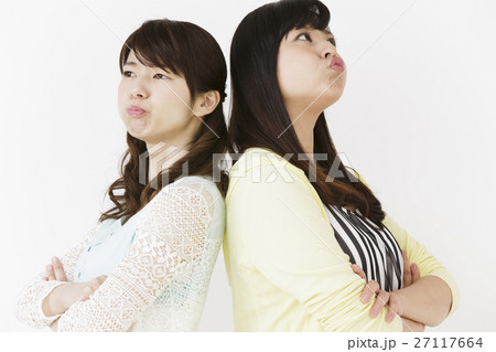 女性 若い女性 友達 かわいい 喧嘩 ケンカ 怒る 怒り 睨む しかめっ面の写真素材