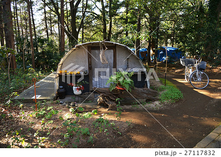 ホームレスの家 公園 ビニールハウス 居住権 自転車 生活 社会問題 公共 自給自足 の写真素材