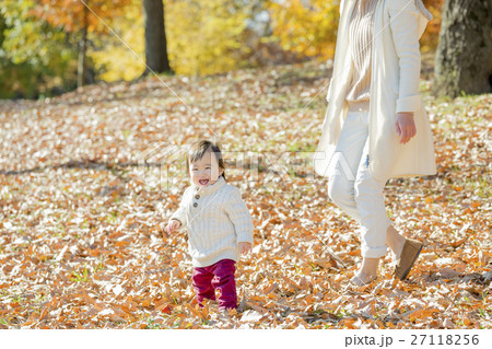 秋の公園で遊ぶ息子と母親 秋の公園で遊ぶ息子と母親 27118256