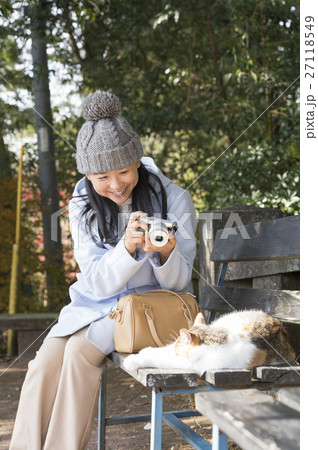 猫を撮るカメラ女子の写真素材