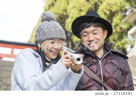 観光地を巡るカップル 観光地を巡るカップル 27118581