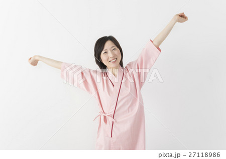 検査着で喜ぶミドル女性 27118986
