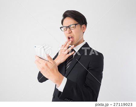 スマホを見て驚くビジネスマン 27119023