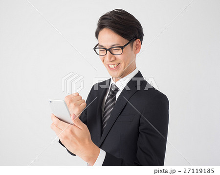 スマホを見てガッツポーズをするビジネスマン 27119185