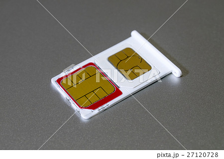 dualSIMトレイにセットされたSIMカード(赤+白) dualSIMトレイにセットされたSIMカード(赤+白) 27120728