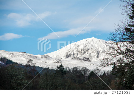 スコットランド郊外の雪山 27121055