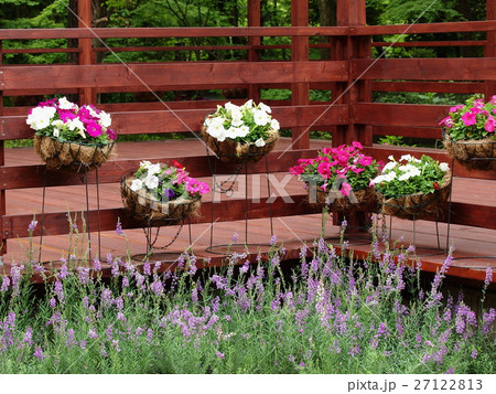 プランターが飾られたウッドデッキ 27122813